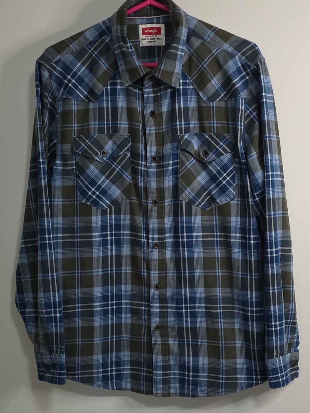 Wrangler Men's Blue and Gray Plaid Western Flannel Button-Down Shirt